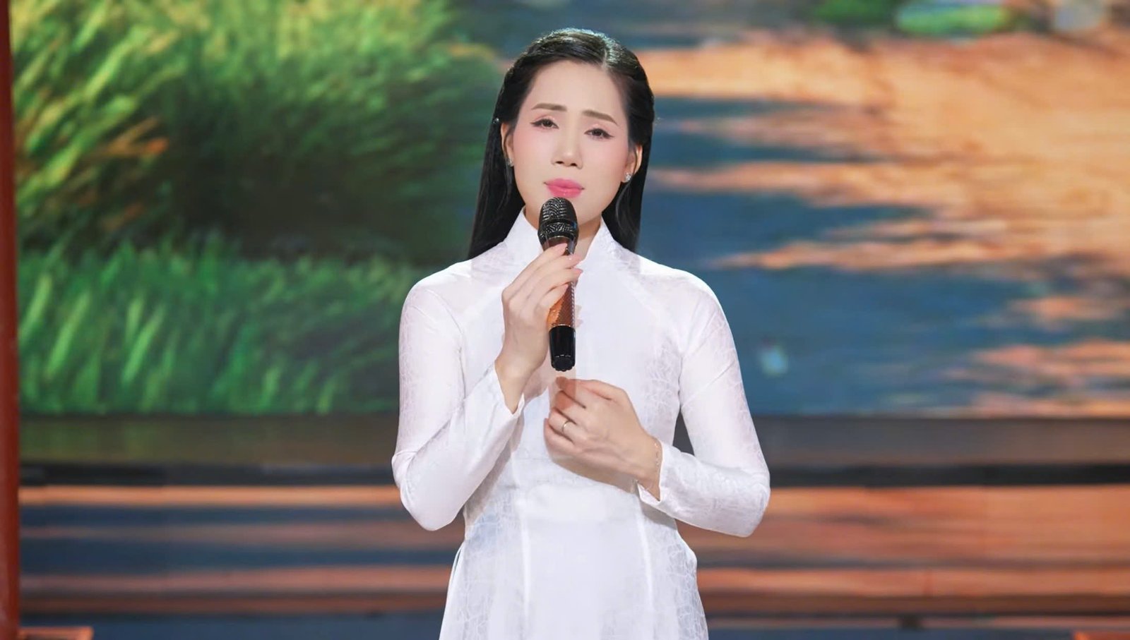 “Thăm lại trường xưa” – ca khúc của Minh Huệ trở thành thanh âm đặc biệt của những mùa hội khóa